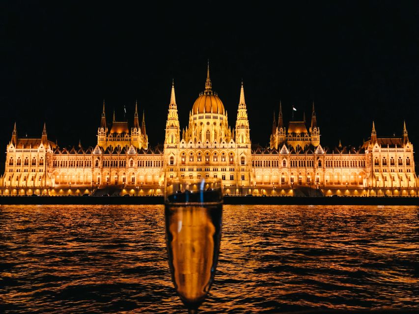Ünnepeld stílusosan az új évet – Szilveszteri sétahajózás vacsorával Budapesten